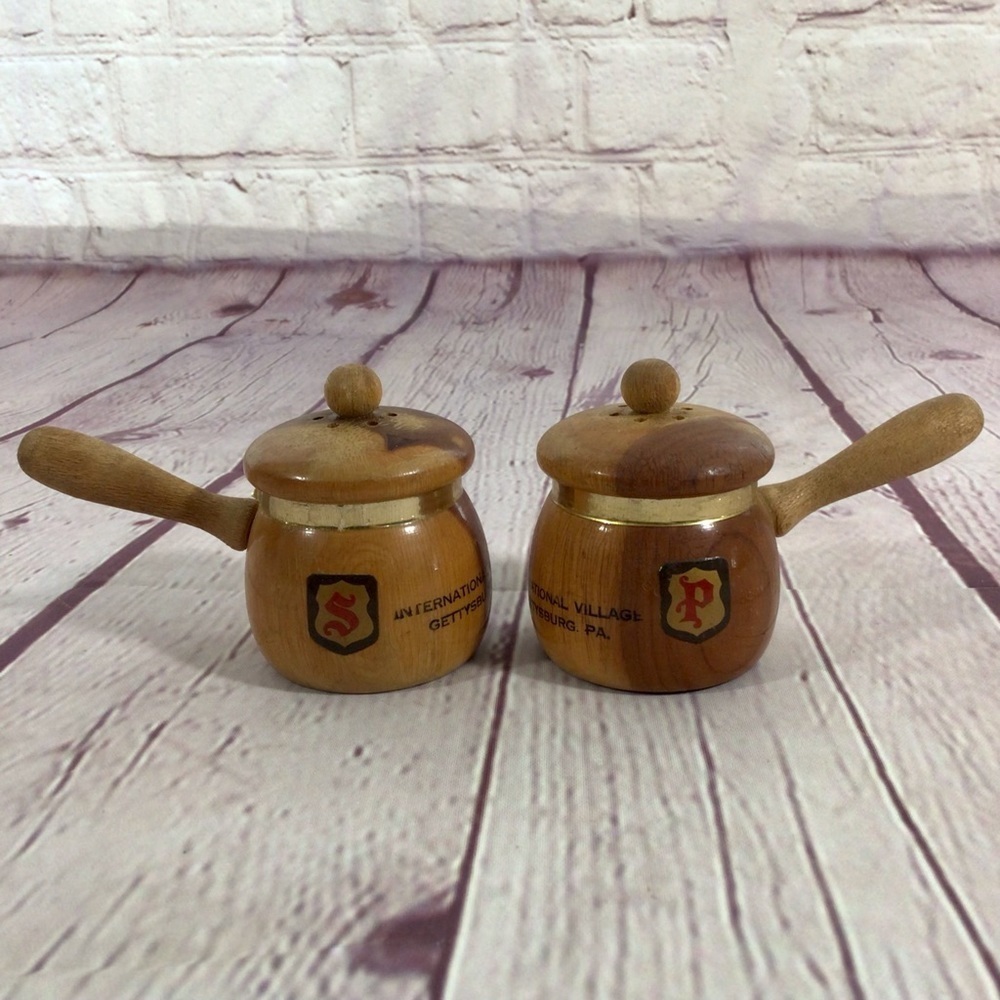 Vintage Wood Souvenir International Village Gettysburg, PA Salt and Pepper Pair
